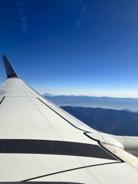 機上から富士山を眺める